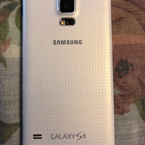 Unlocked Samsung s5 - Picture 1 of 2